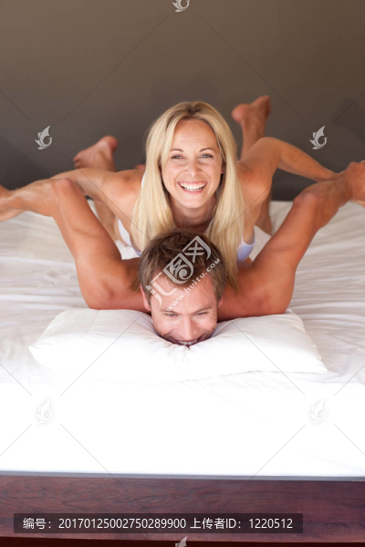 床上的年輕夫婦-匯圖網(wǎng) www.fosd68.com 床上的年輕夫婦