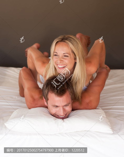 美麗的女人在一個男人的床上