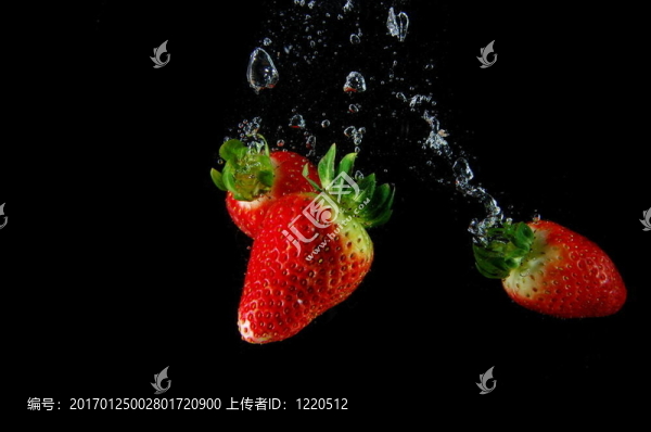 草莓在水