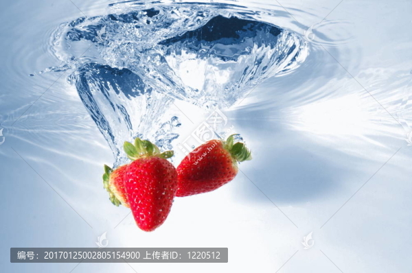 草莓在水