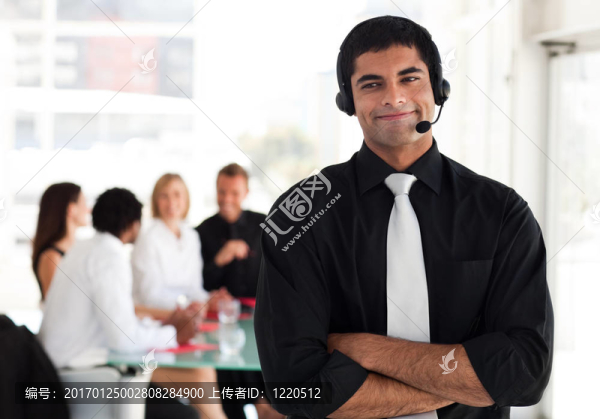 雙臂交叉生意的商人