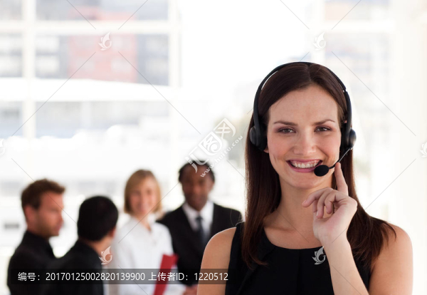 年輕迷人的女人在耳機上說話