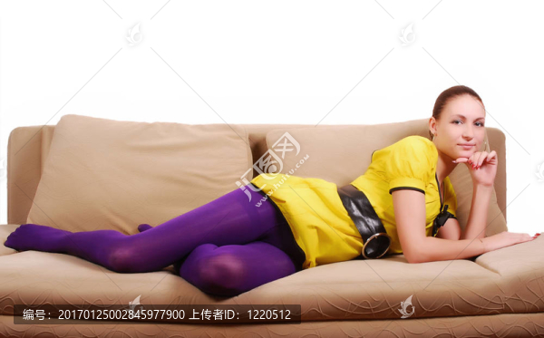 女孩在沙發(fā)上