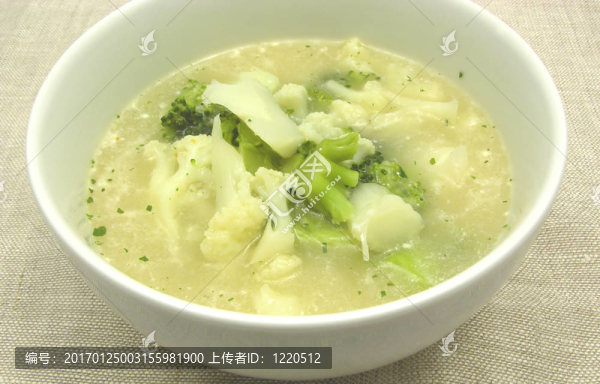 在一碗瓷器菜花和西蘭花湯