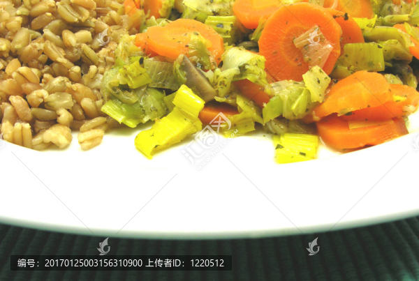 用碾碎的干小麥粒煮菜；胡蘿卜、韭菜