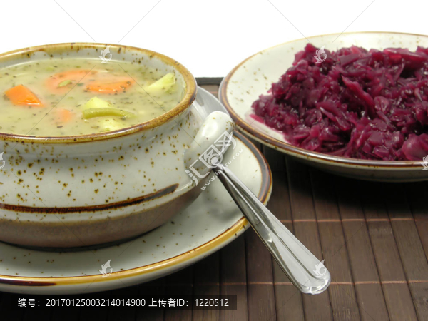 土豆燉煮紅色卷心菜在餐墊