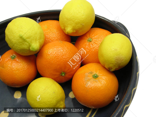 用檸檬和Tangerine夜店在白色背景的陶瓷鍋