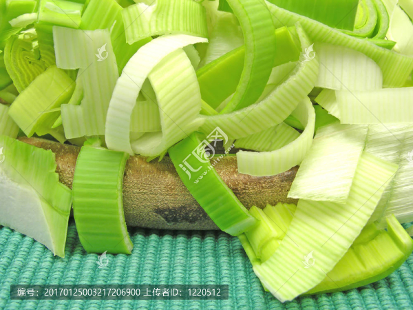 切的綠色韭菜在木制板-匯圖網(wǎng) www.fosd68.com 切的綠色韭菜在木制板