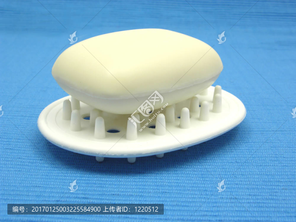 淺藍(lán)色背景上肥皂碟上的米色肥皂