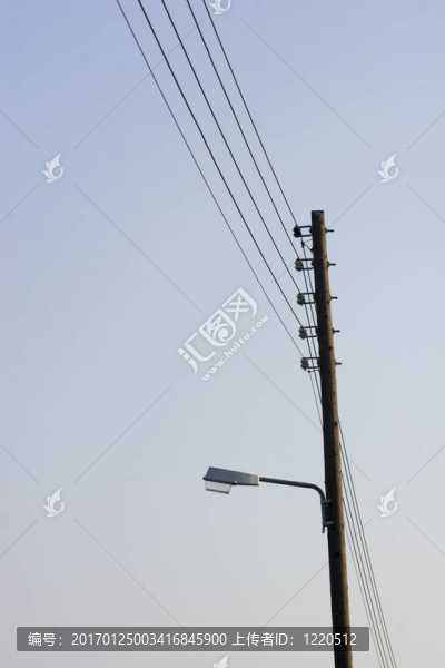 木制電源桿和一個燈籠