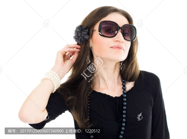 穿黑色連衣裙和墨鏡的女人
