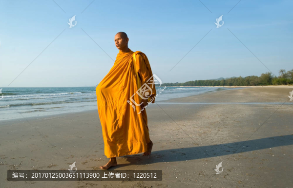 海灘上的和尚