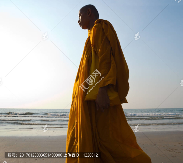 海灘上的和尚
