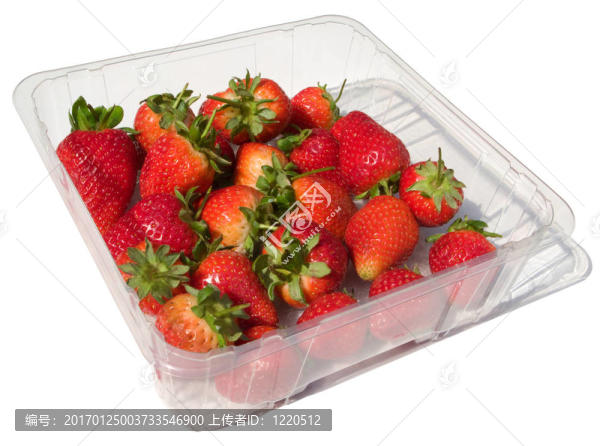 一箱新鮮的草莓白色隔離。