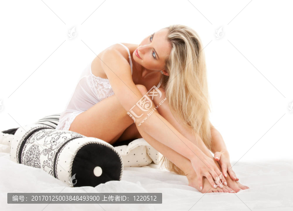 可愛的金發(fā)女郎在床上