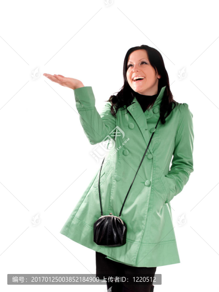微笑的女人，帶著白色的錢包