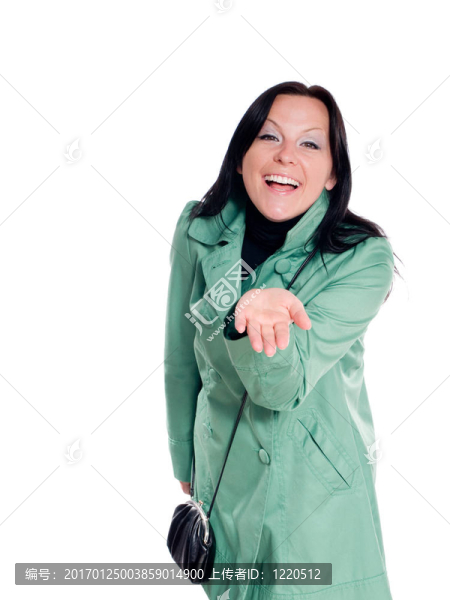 微笑的女人，帶著白色的錢包