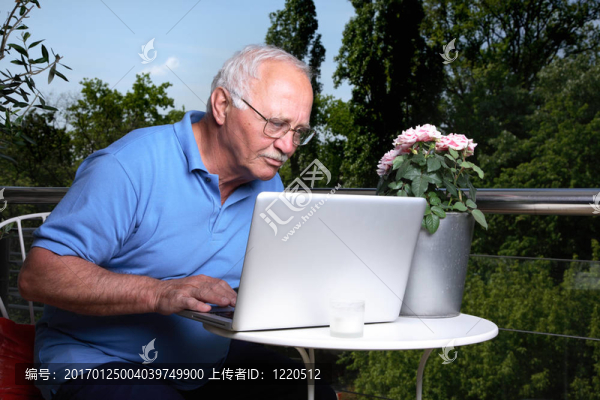 溝通的爺爺