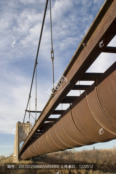 在一條河上的舊生銹的水道-匯圖網(wǎng) www.fosd68.com 在一條河上的舊生銹的水道