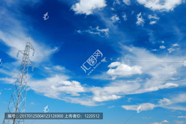 電力線與藍(lán)色和白色的天空