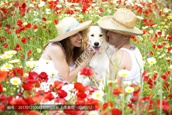帶狗的快樂的年輕夫婦