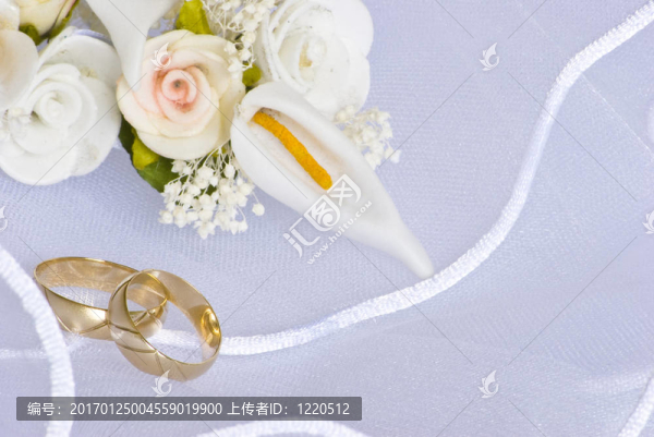 婚禮戒指和鮮花的面紗