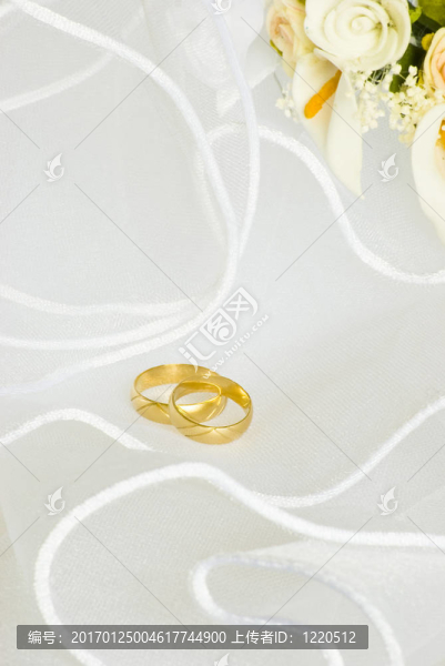 婚禮戒指和鮮花的面紗