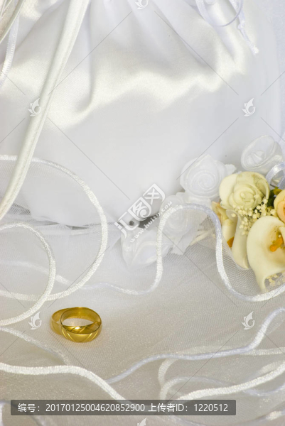 結(jié)婚戒指鮮花和新娘包過面紗