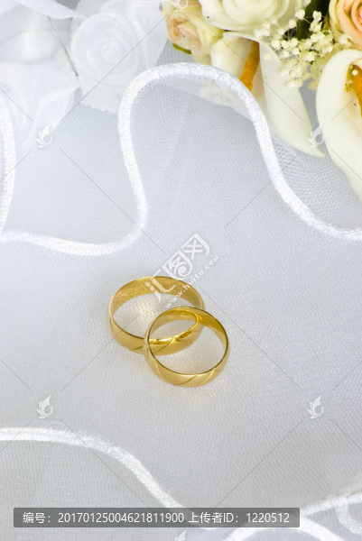 婚禮戒指和鮮花的面紗