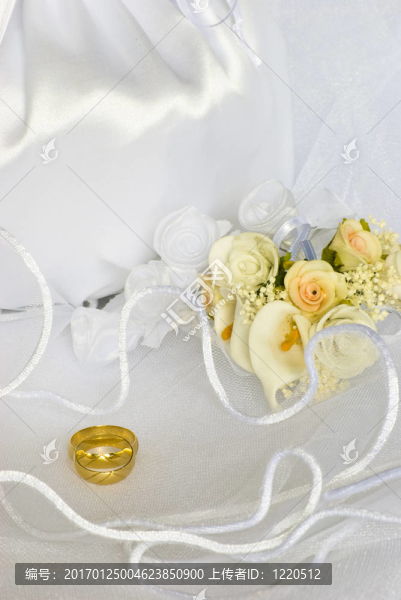 結婚戒指鮮花和新娘包過面紗