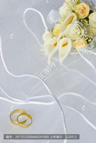 婚禮戒指和鮮花的面紗