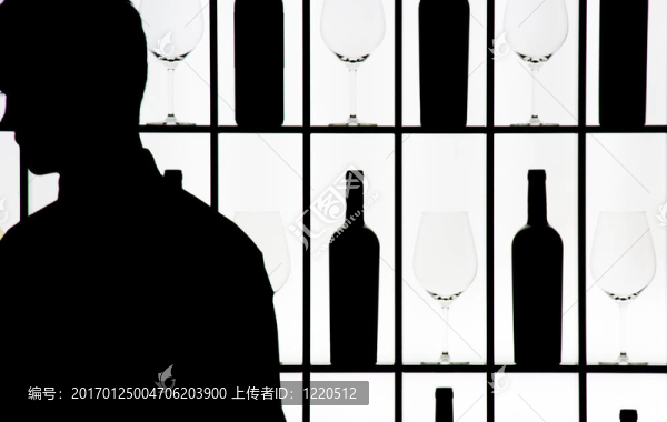 對酒瓶和杯子的服務(wù)員silouette