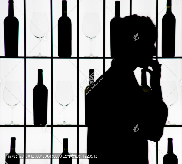 對(duì)酒瓶和杯子的服務(wù)員silouette