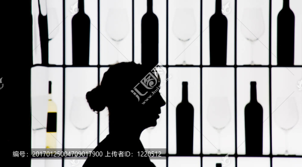 對(duì)酒瓶和杯子的服務(wù)員silouette