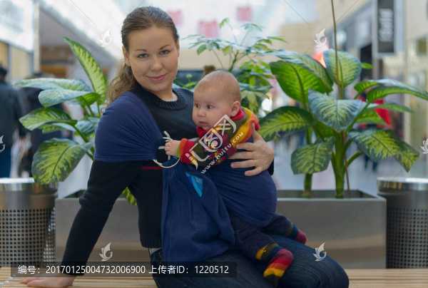 女人抱著她的寶寶在環(huán)吊帶
