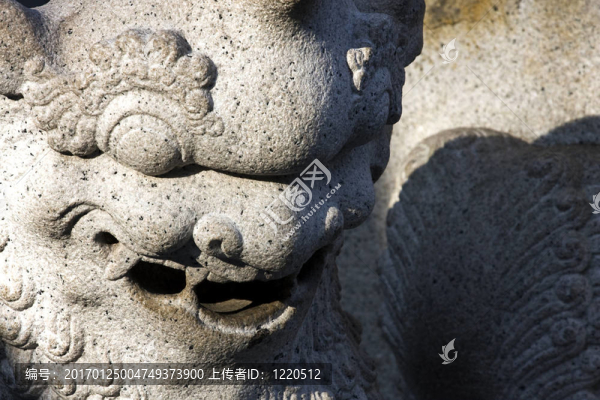 石中國龍雕像