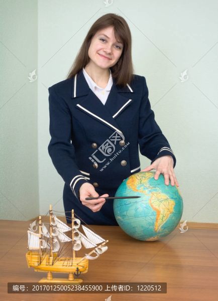 在海洋制服上的女孩