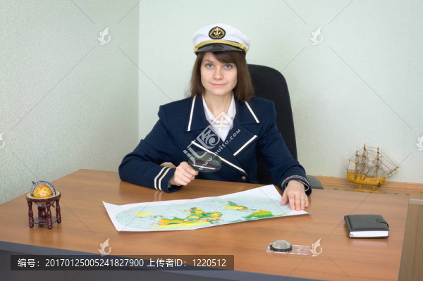 以船長的形式在辦公室的女孩