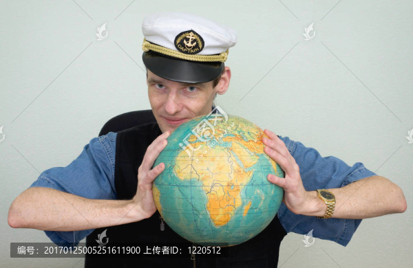 在一個海洋制服帽與世界