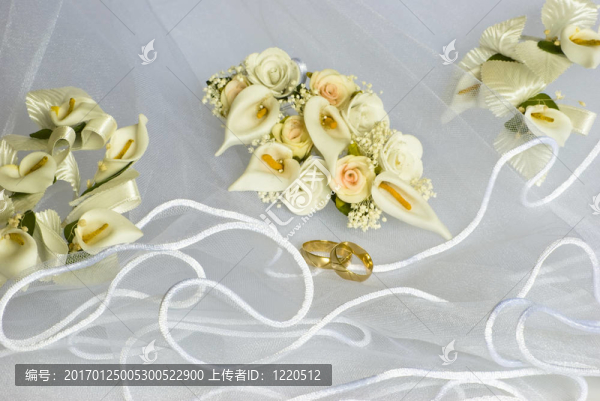 婚禮戒指和鮮花的面紗