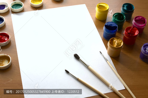 桌子上的水粉畫