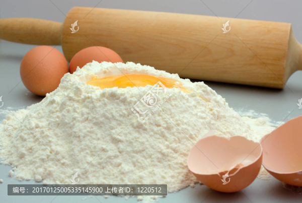廚房桌上的面粉和雞蛋