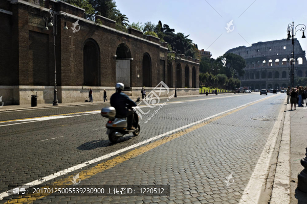 車開向羅馬的古羅馬競技場
