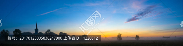 教堂在早晨和后面是一個(gè)美麗的日出