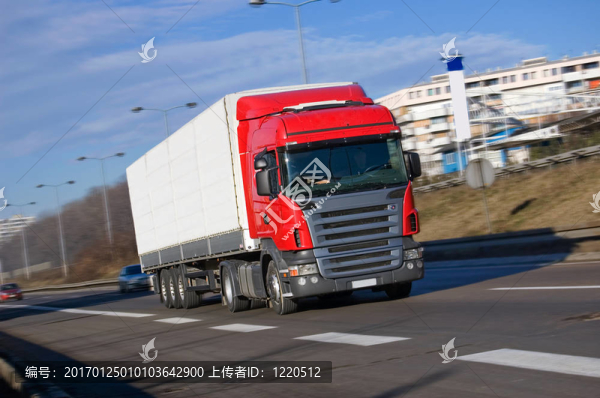 紅色卡車快速行駛