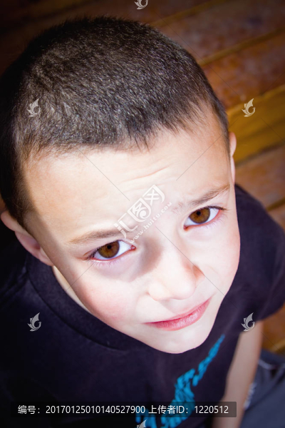 小男孩抬頭看