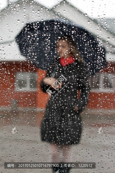 美麗的女孩與紅色圍巾和雨傘