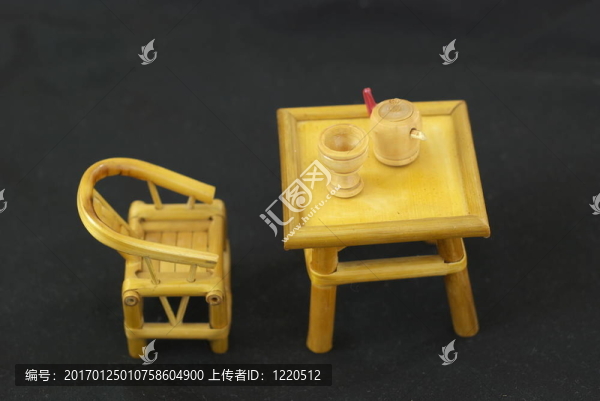 竹子玩具：桌子和椅子