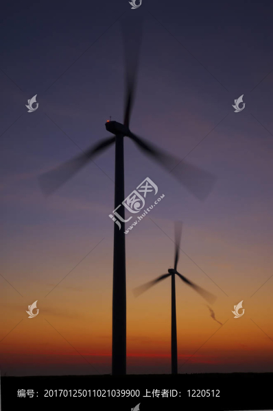 日出和旋轉(zhuǎn)風(fēng)力渦輪機(jī)