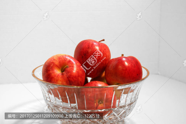 水晶碗里的蘋果